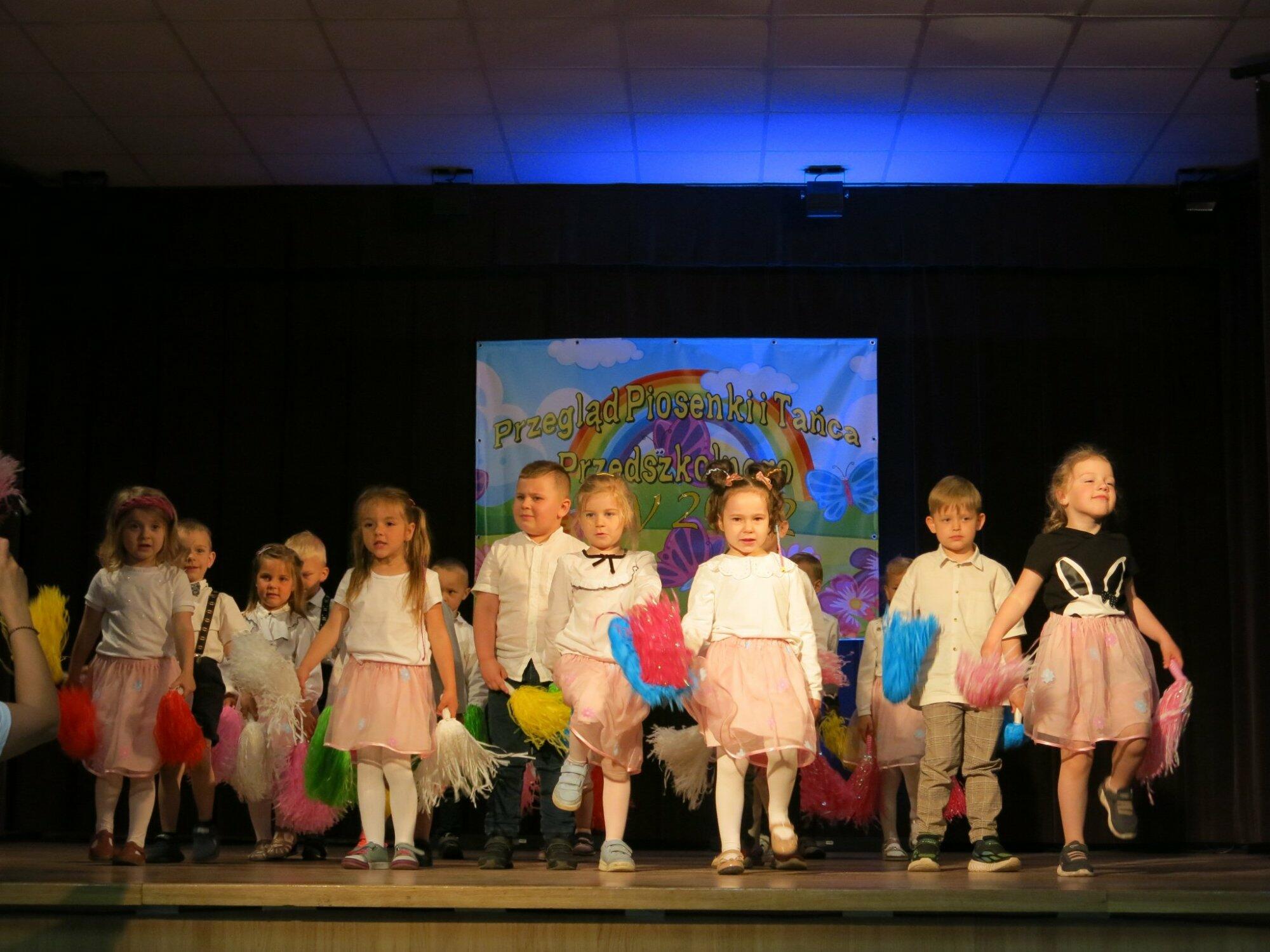 Maszerując dzieci występujące na scenie