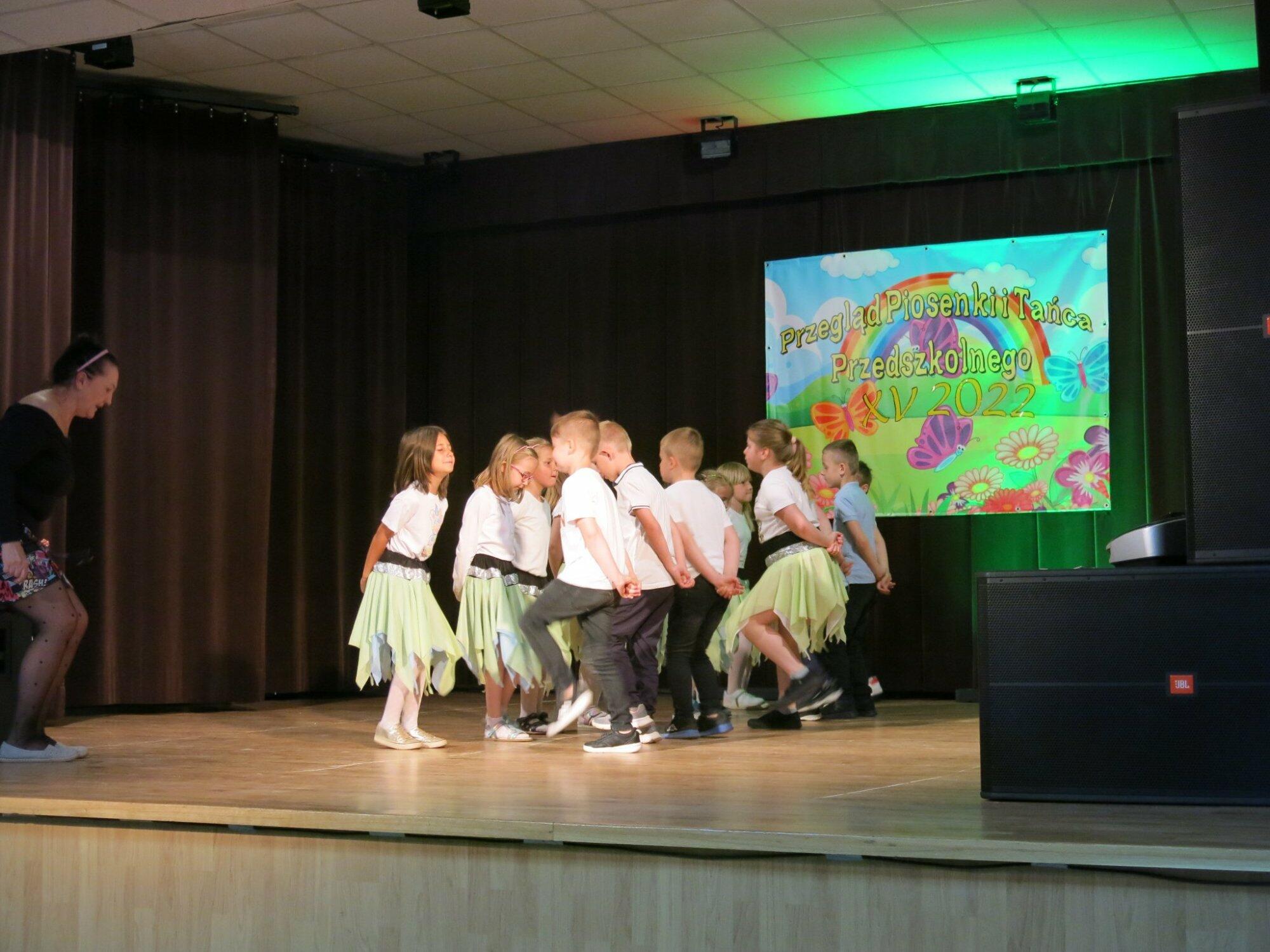 Tańczące przedszkolaki