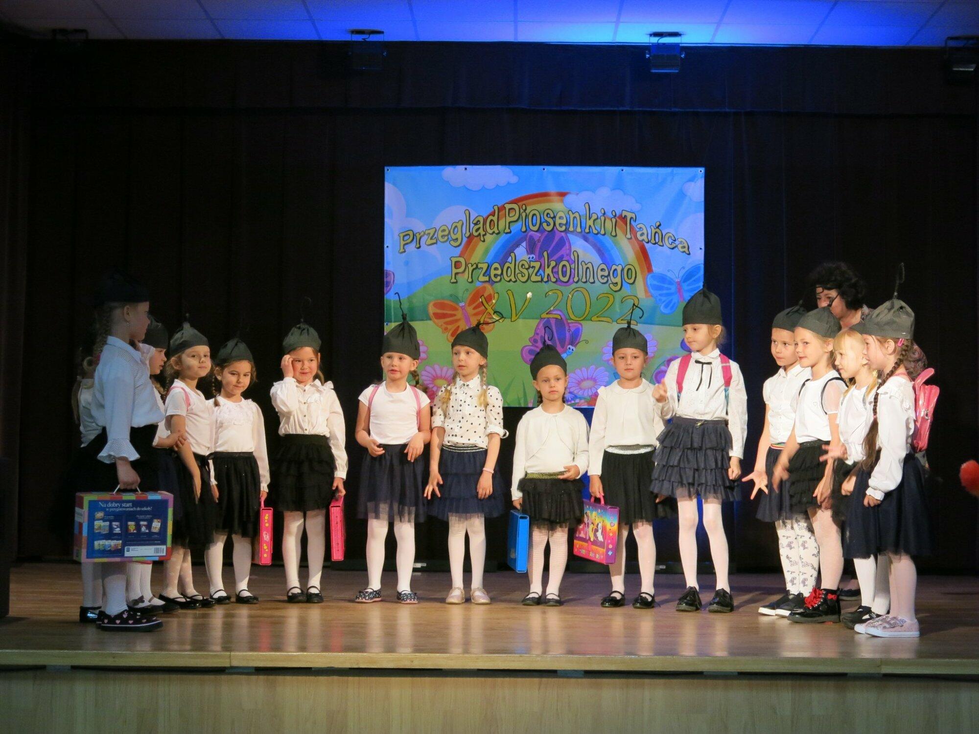 Przedszkolaki recytują na scenie