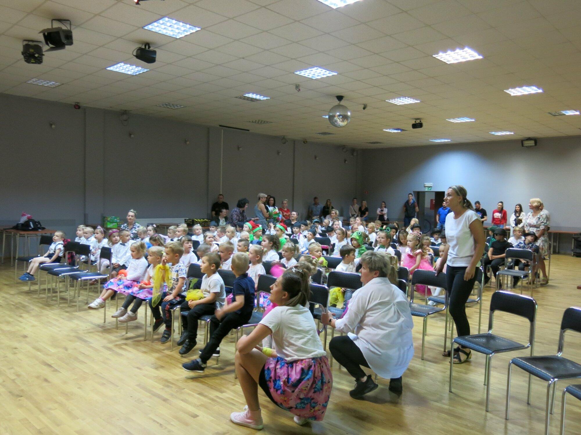 Sala Ośrodka Kultury z widownią dzieci