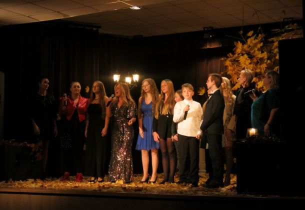 Wszyscy wykonawcy na scenie śpiewający na zakończenie wsp&oacute;lną piosenkę.