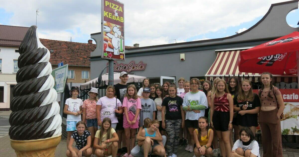 Grupa uczestnik&oacute;w II turnusu podczas akcji Wakacje z OK, wyjście na lody