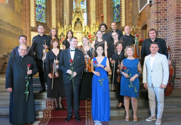 Koncert w wykonaniu wybitnych muzyk&oacute;w Orkiestry Karkonoskiej Filharmonii Kameralnej w zawidowskim kościele.