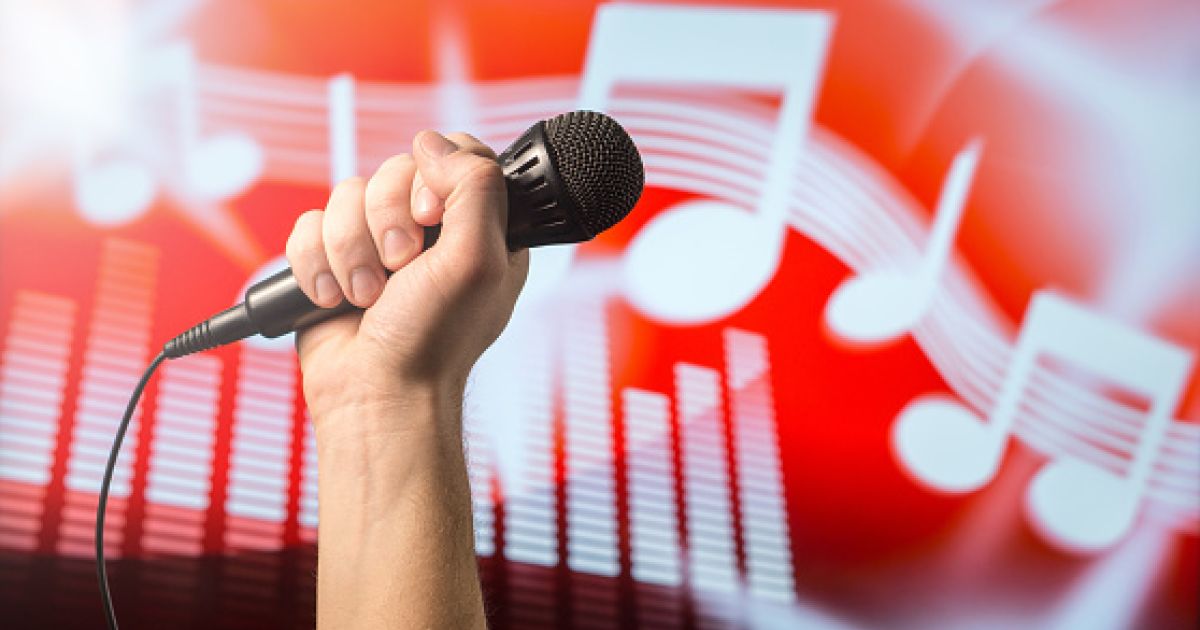 tablica, mikrofon i nuty