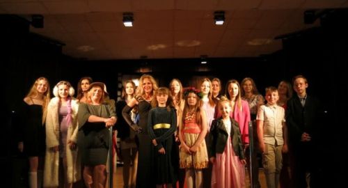 Koncert Muzyki Filmowej z okazji Dnia Mamy i Taty, zdjęcie grupowe wszystkich wykonawc&oacute;w.