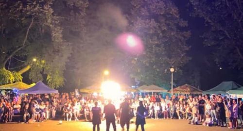Swięto Miasta. Park miejski miejsce wydarzenia, pokaz fihre show w tlr tłum ludzi oglądający przedstawienie