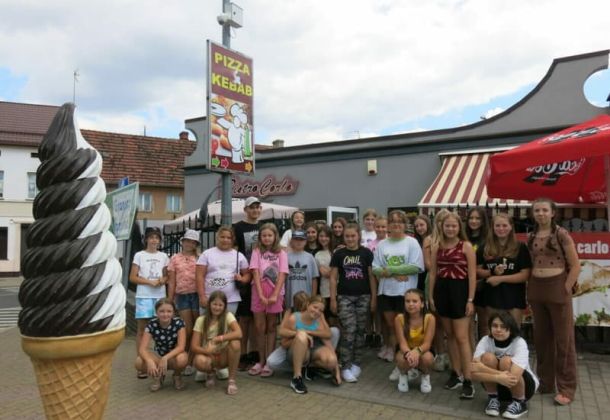 Grupa uczestnik&oacute;w II turnusu podczas akcji Wakacje z OK, wyjście na lody