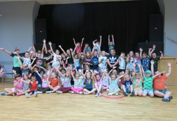 Wsp&oacute;lne pamiątkowe zdjęcie całej grupy.