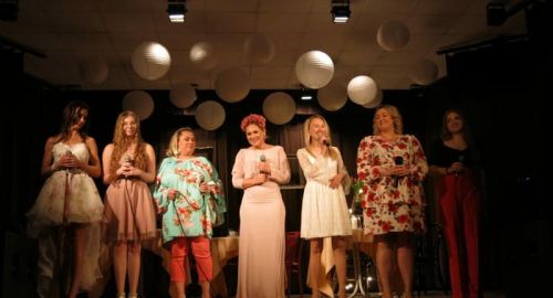 Koncert pn. &bdquo;To nasza broń kobieca&hellip;&rdquo; na scenie śpiewające kobiety, scenografia przypomina kawiarnie, koncert w wykonaniu kobiet dla kobiet i nie tylko...