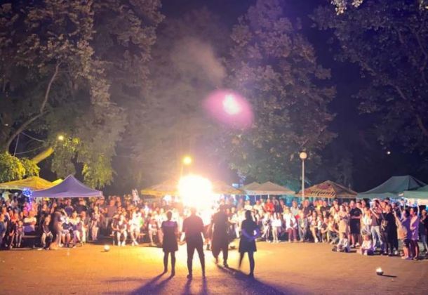 Swięto Miasta. Park miejski miejsce wydarzenia, pokaz fihre show w tlr tłum ludzi oglądający przedstawienie