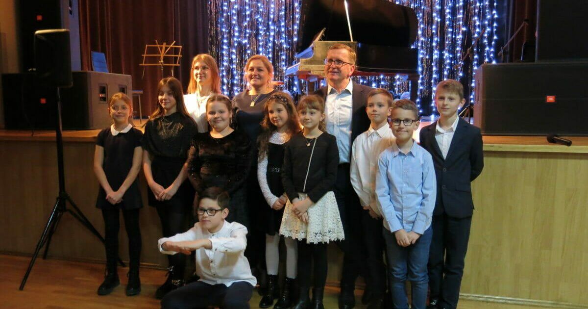 Uczniowie i nauczyciele, zdjęcie grupowe.