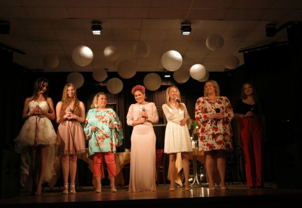 Koncert pn. &bdquo;To nasza broń kobieca&hellip;&rdquo; na scenie śpiewające kobiety, scenografia przypomina kawiarnie, koncert w wykonaniu kobiet dla kobiet i nie tylko...