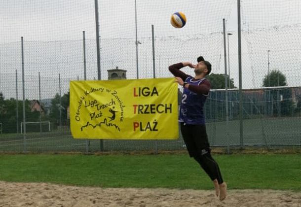 LTP - Serw w wykonaniu zawodnika siatk&oacute;wki plażowej