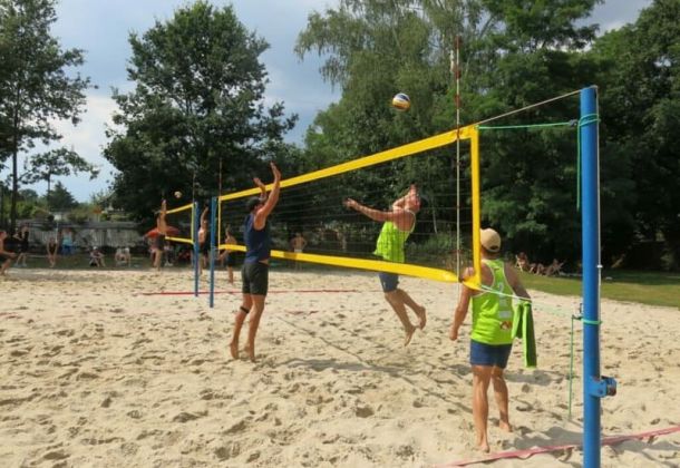 LTP - boisko do siatk&oacute;wki plażowej i sitkarze w trakcie rozgrywania meczu, atak przy siatce
