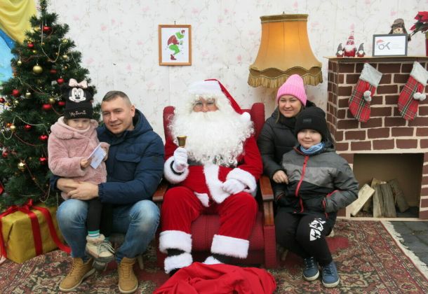 Rodzinne zdjęcie z Mikołajem.