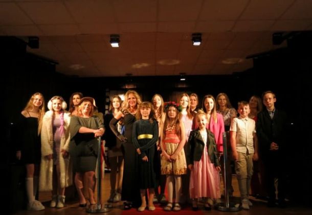Koncert Muzyki Filmowej z okazji Dnia Mamy i Taty, zdjęcie grupowe wszystkich wykonawc&oacute;w.