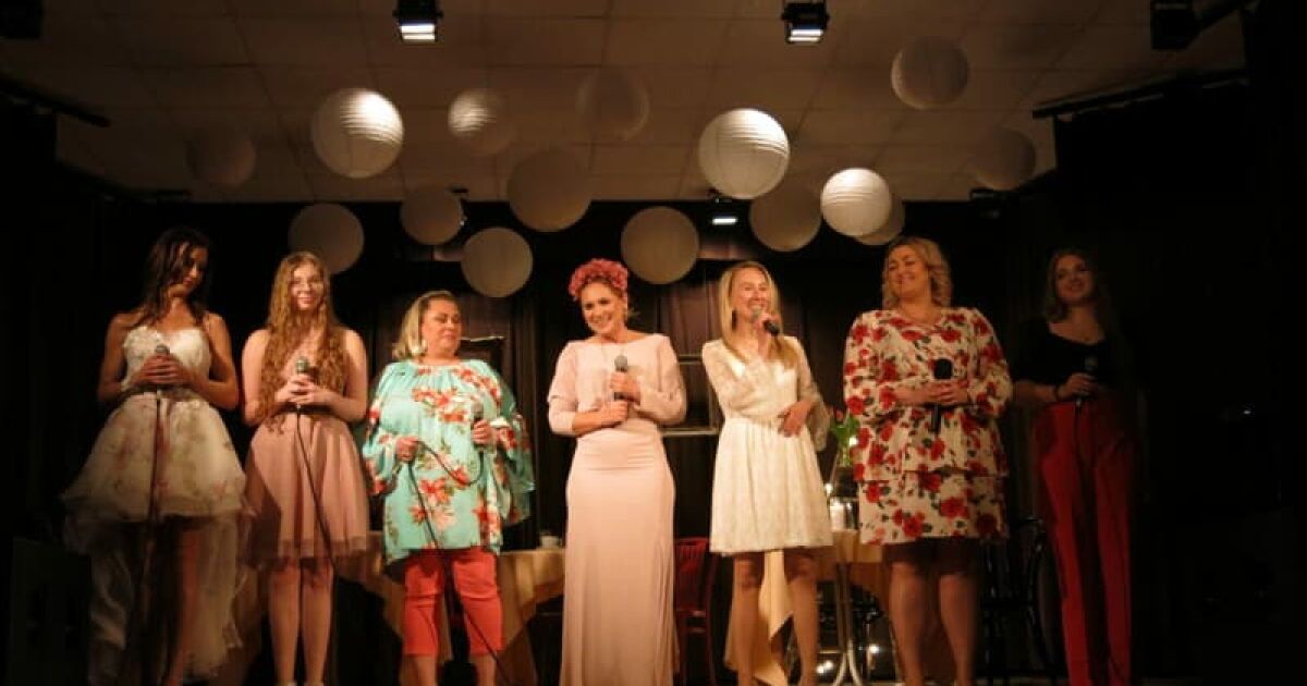Koncert pn. „To nasza broń kobieca…” na scenie śpiewające kobiety, scenografia przypomina kawiarnie, koncert w wykonaniu kobiet dla kobiet i nie tylko...