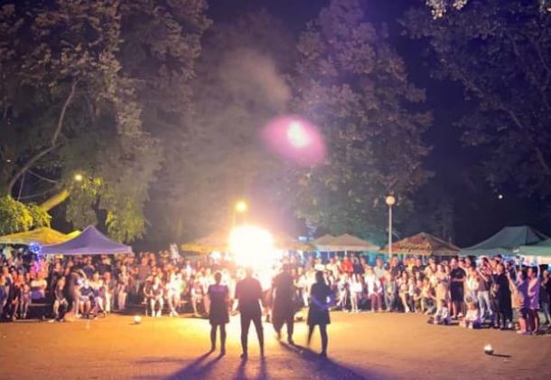 Swięto Miasta. Park miejski miejsce wydarzenia, pokaz fihre show w tlr tłum ludzi oglądający przedstawienie