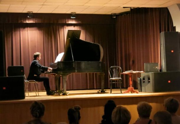 Koncert Rosz ha-Szana, pianista na scenie gra na fortepianie