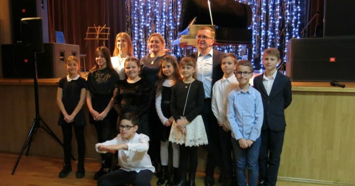 Uczniowie i nauczyciele, zdjęcie grupowe.