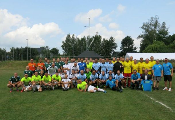 Pamiątkowe zdjęcie wszystkich zawodnik&oacute;w i organizator&oacute;w.