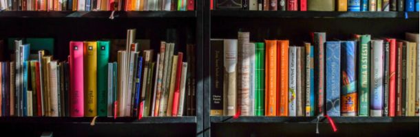 książki na półkach