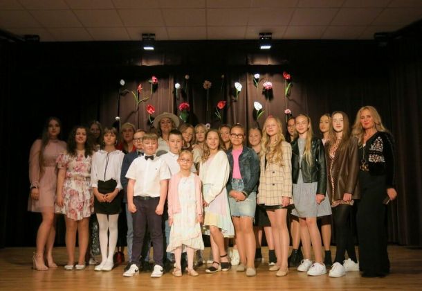 Zdjecie grupowe wykonawc&oacute;w z koncertu z okazji Dnia Mamy i Taty