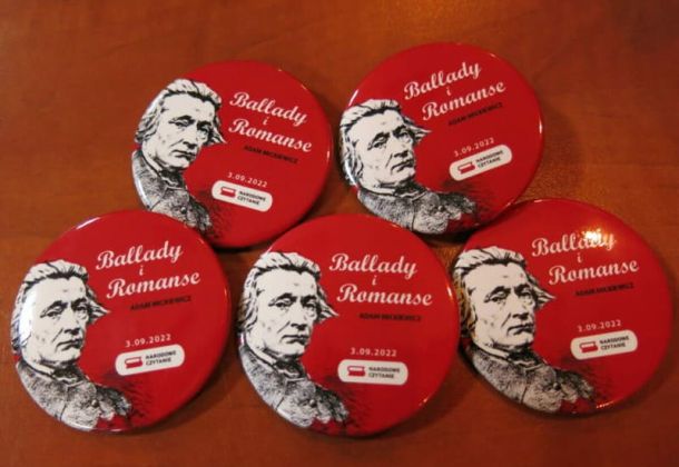 Przypinki z Narodowym Czytaniem