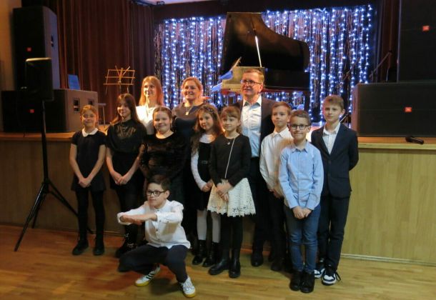 Uczniowie i nauczyciele, zdjęcie grupowe.