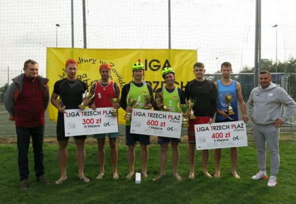 Zwyciężcy turnieju z Burmistrzem Miasta i Dyrektorem OK