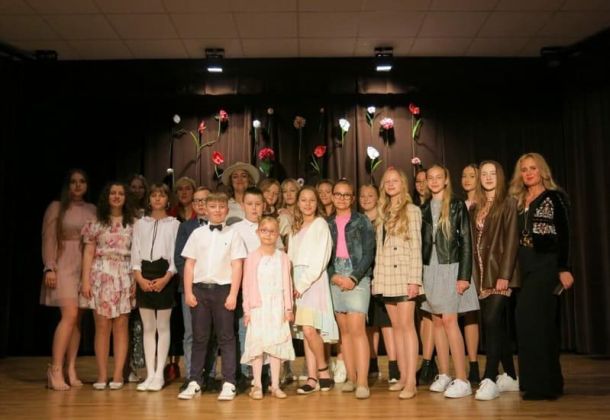 Zdjecie grupowe wykonawc&oacute;w z koncertu z okazji Dnia Mamy i Taty
