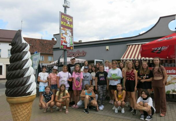 Grupa uczestnik&oacute;w II turnusu podczas akcji Wakacje z OK, wyjście na lody
