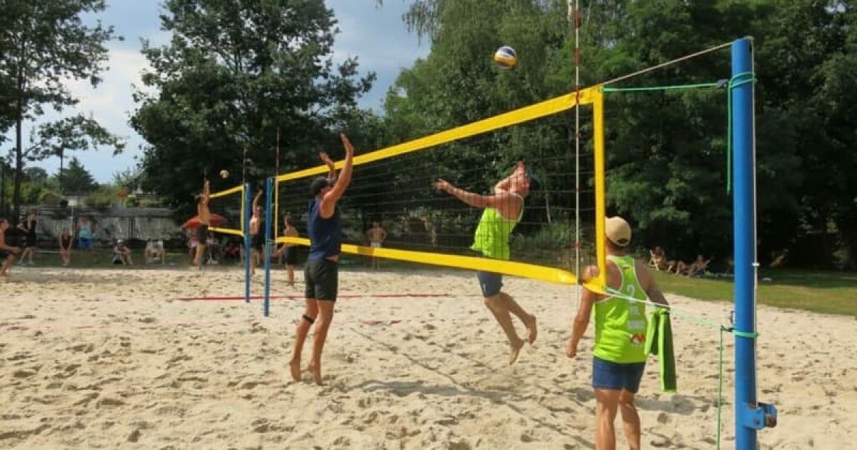 LTP - boisko do siatk&oacute;wki plażowej i sitkarze w trakcie rozgrywania meczu, atak przy siatce