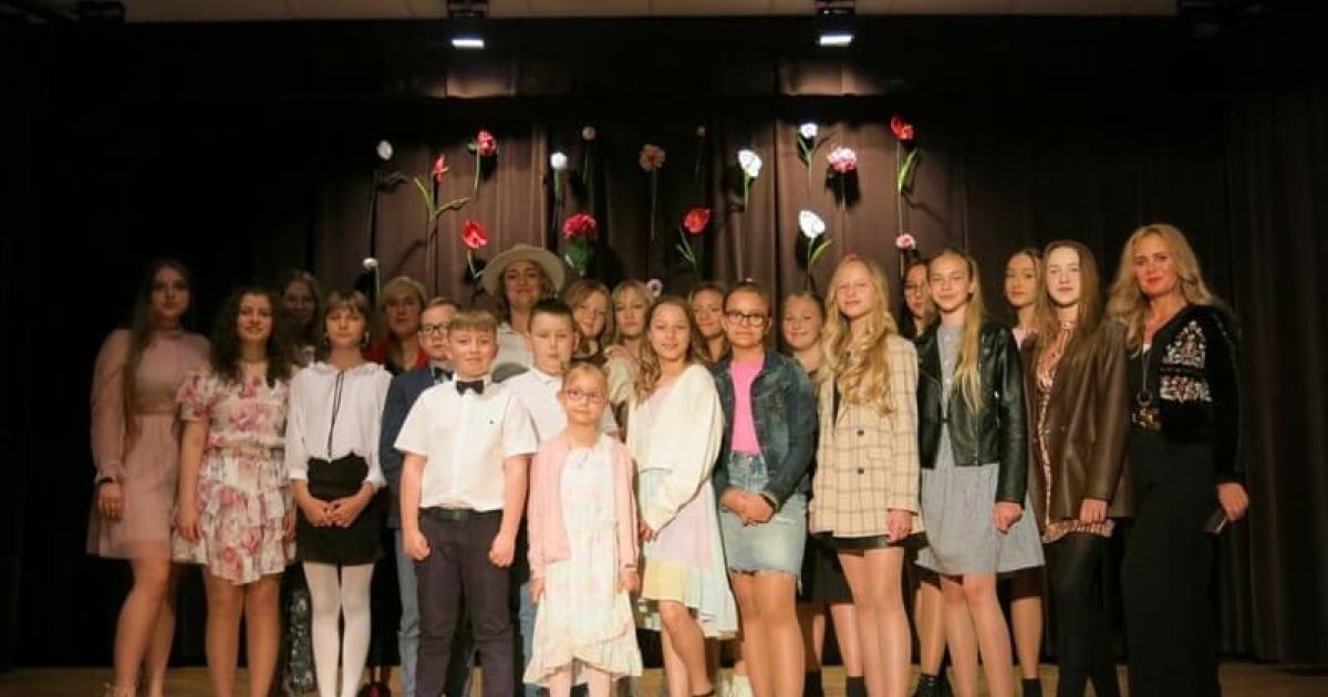 Zdjecie grupowe wykonawców z koncertu z okazji Dnia Mamy i Taty