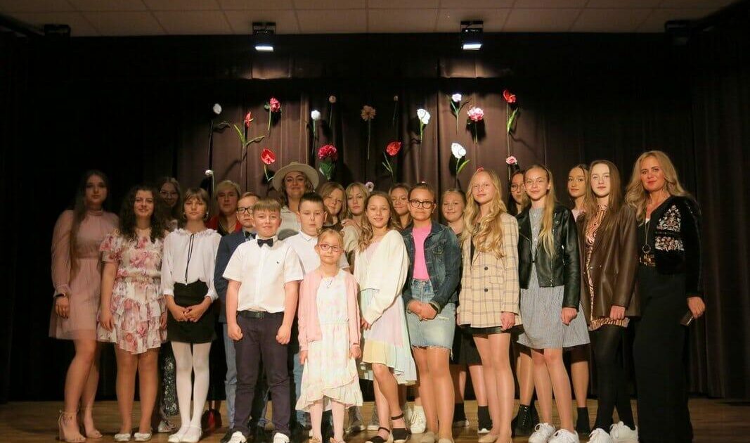 Zdjecie grupowe wykonawc&oacute;w z koncertu z okazji Dnia Mamy i Taty