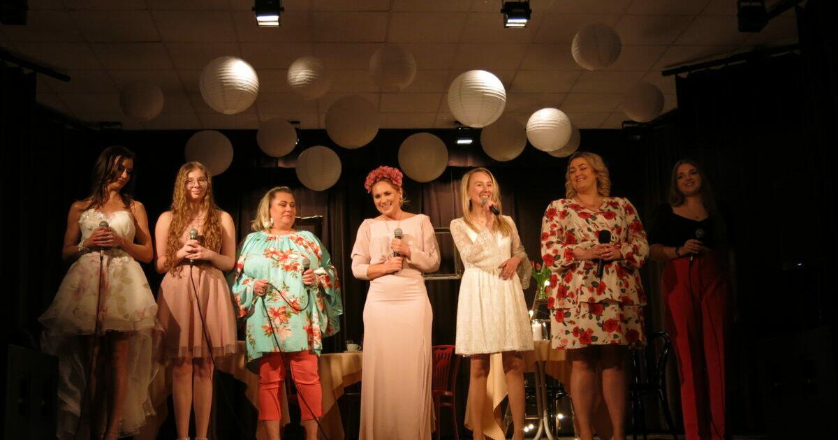 Koncert pn. &bdquo;To nasza broń kobieca&hellip;&rdquo; na scenie śpiewające kobiety, scenografia przypomina kawiarnie, koncert w wykonaniu kobiet dla kobiet i nie tylko...