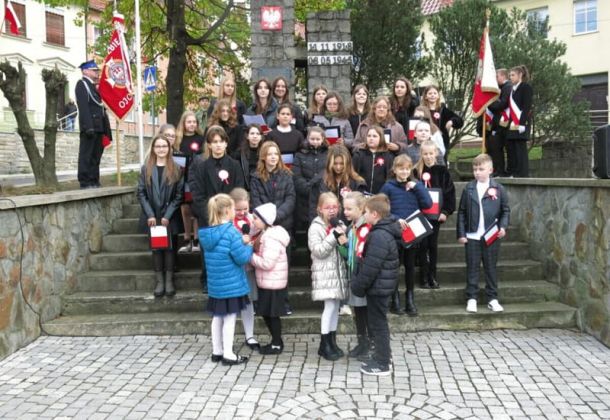 Występ uczni&oacute;w szkoły podstawowej.