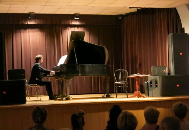 Koncert Rosz ha-Szana, pianista na scenie gra na fortepianie