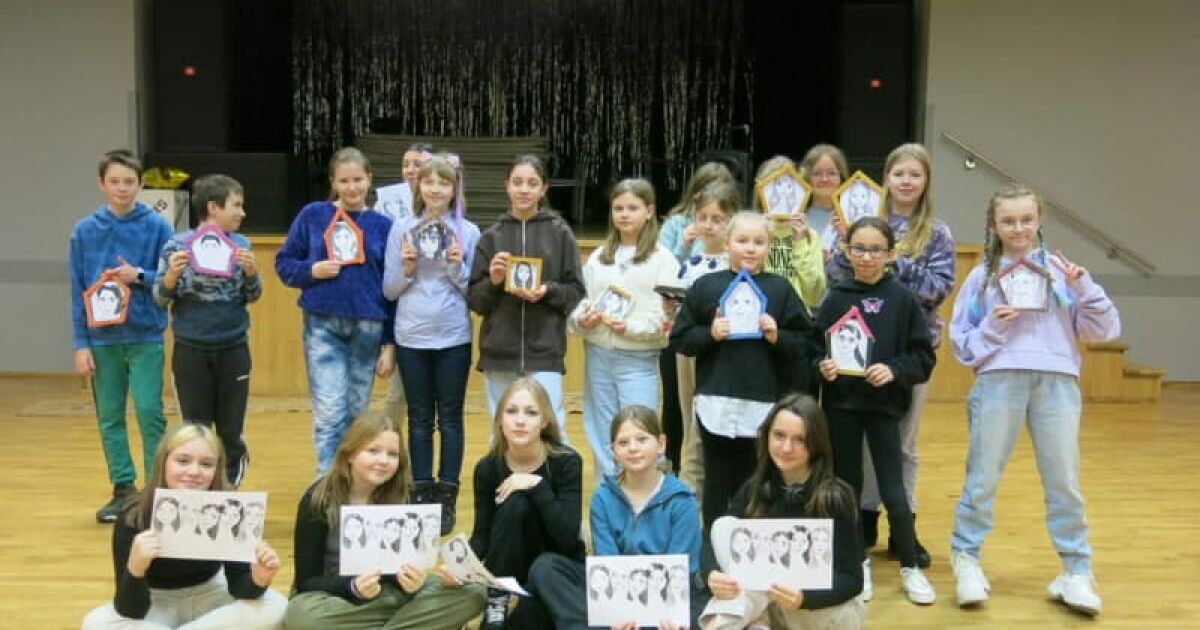 Zdjęcie grupowe młodzieży II turnusu ferii zimowych.