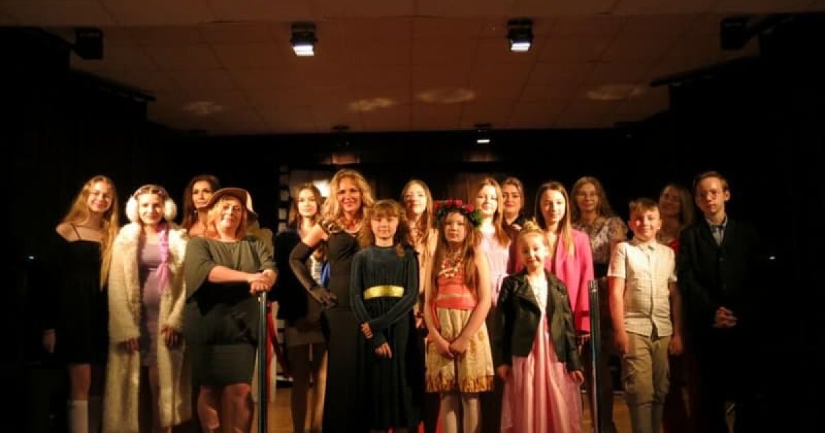 Koncert Muzyki Filmowej z okazji Dnia Mamy i Taty, zdjęcie grupowe wszystkich wykonawców.