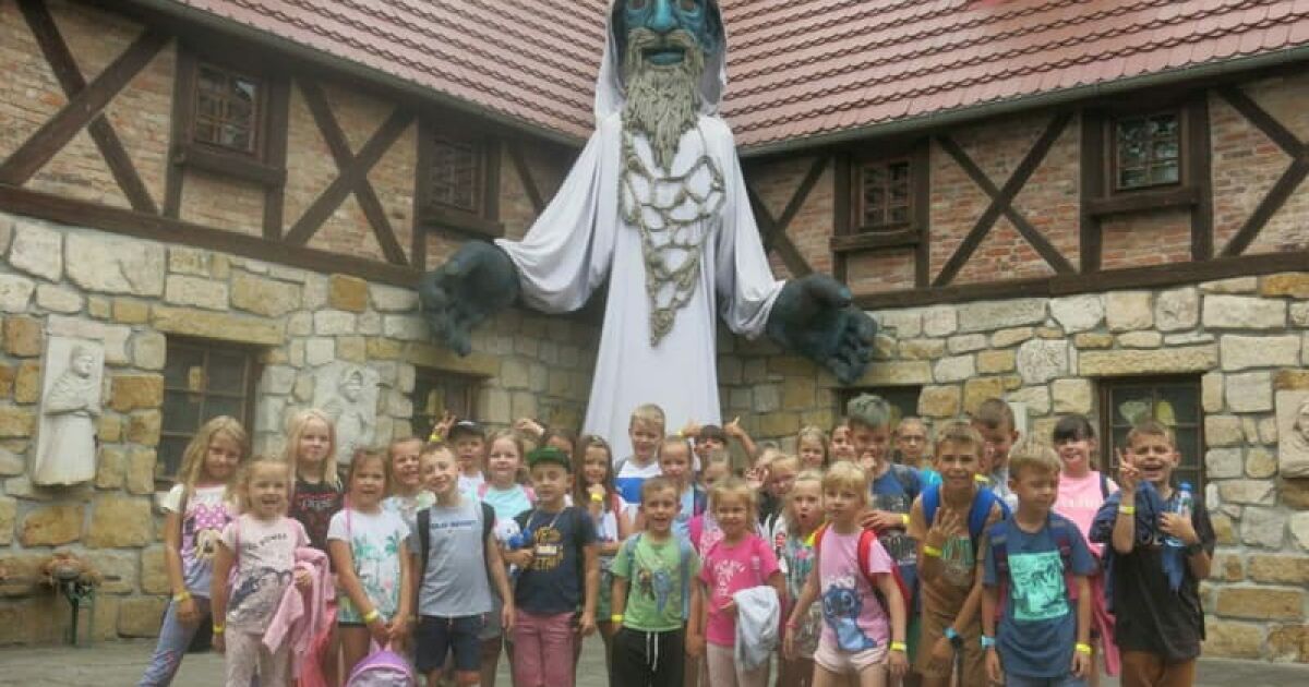 Wyjazd dzieci podczas akcji wakacyjnej do Magicznej Pławnej. Na zdjęciu grupa dzieci w tle postać ducha gór.