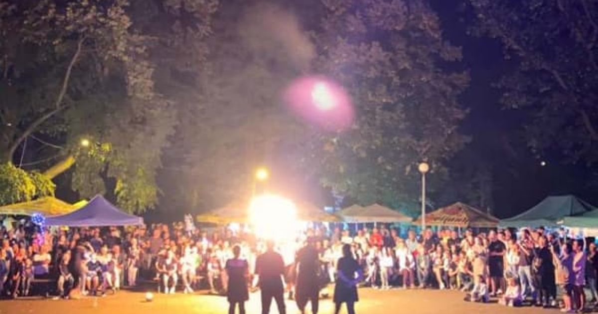 Swięto Miasta. Park miejski miejsce wydarzenia, pokaz fihre show w tlr tłum ludzi oglądający przedstawienie