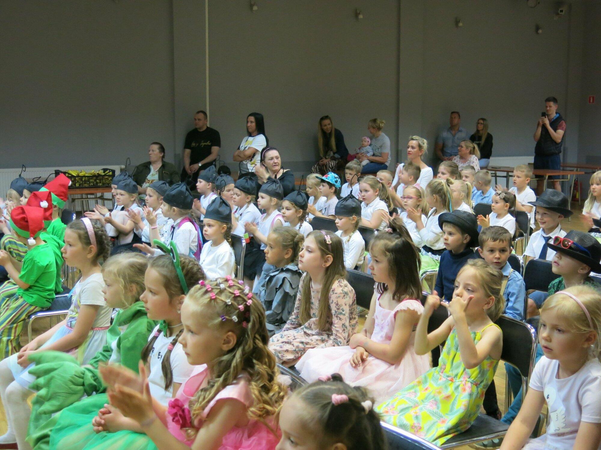 Dzieci oglądają występ przedszkolaków