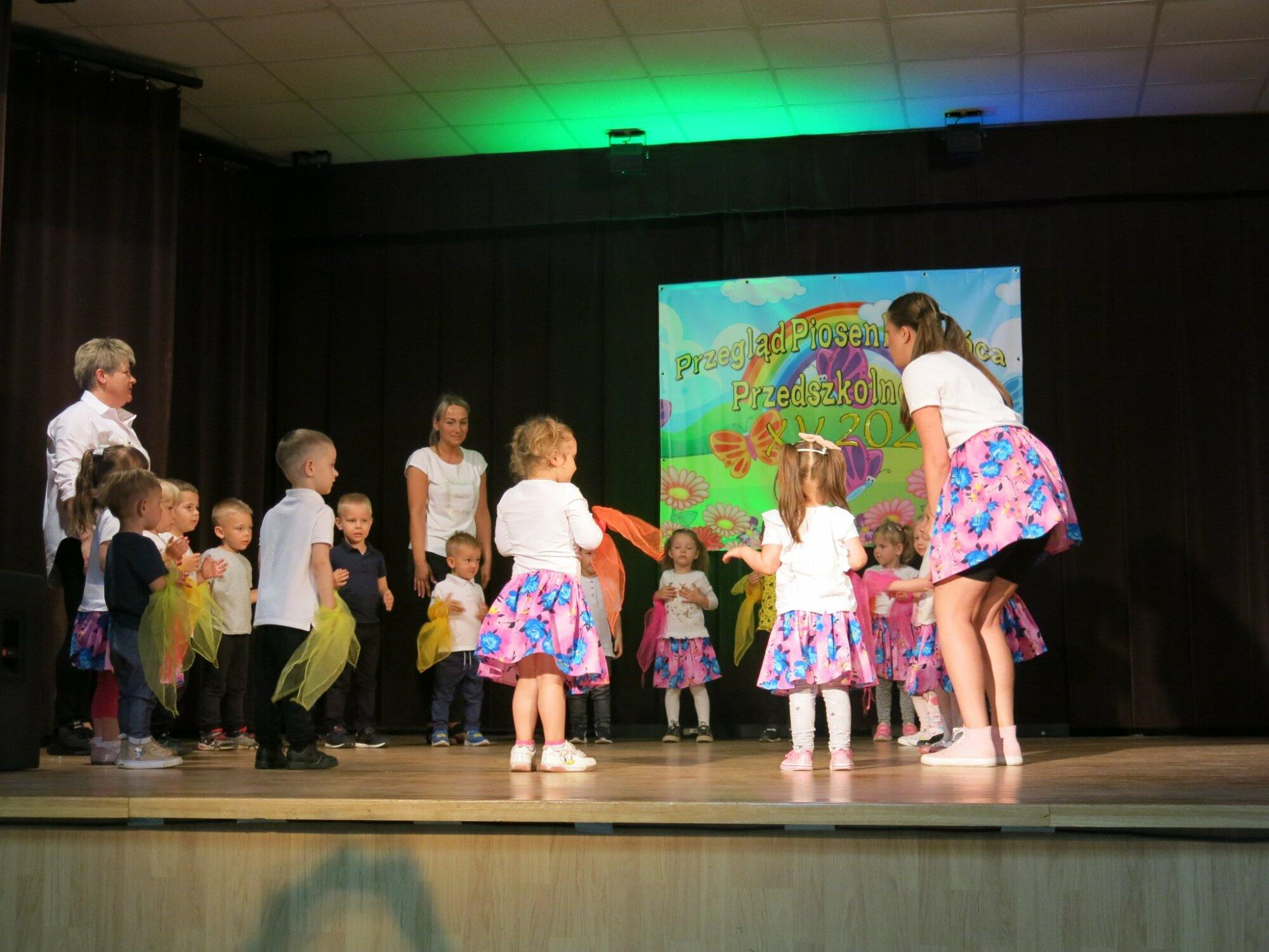 Tańczące Przedszkolaki na scenie Ośrodka Kultury w Zawidowie