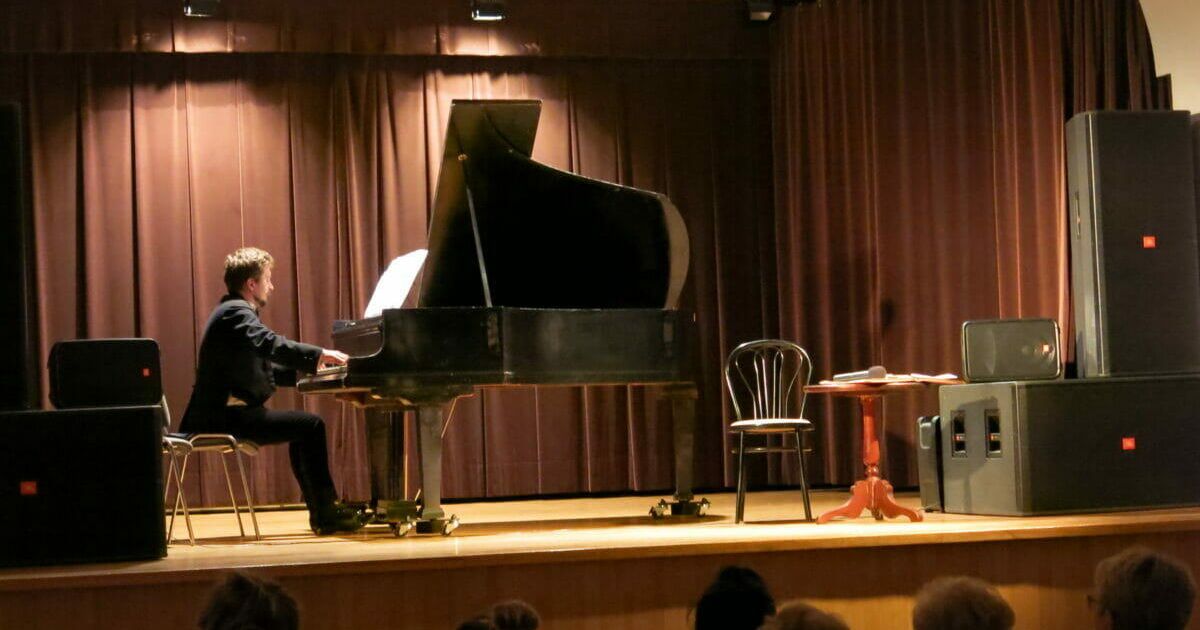 Koncert Rosz ha-Szana, pianista na scenie gra na fortepianie