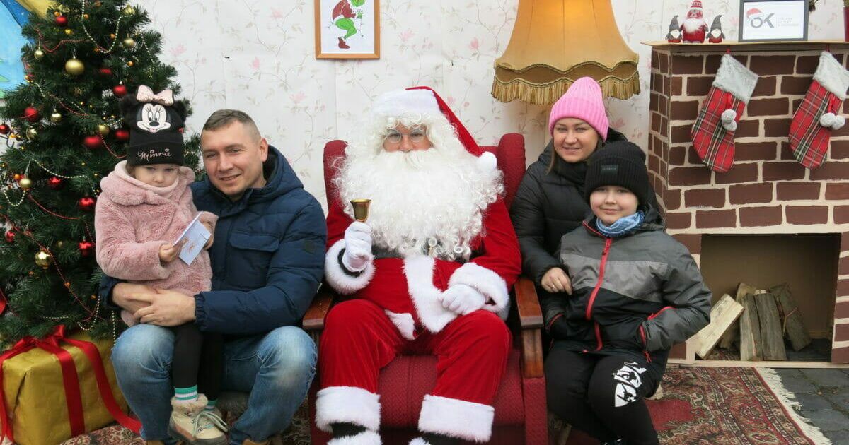 Rodzinne zdjęcie z Mikołajem.
