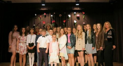 Zdjecie grupowe wykonawców z koncertu z okazji Dnia Mamy i Taty