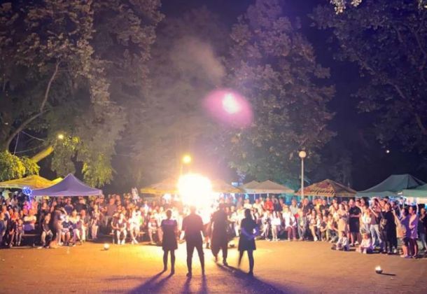 Swięto Miasta. Park miejski miejsce wydarzenia, pokaz fihre show w tlr tłum ludzi oglądający przedstawienie