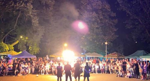 Swięto Miasta. Park miejski miejsce wydarzenia, pokaz fihre show w tlr tłum ludzi oglądający przedstawienie